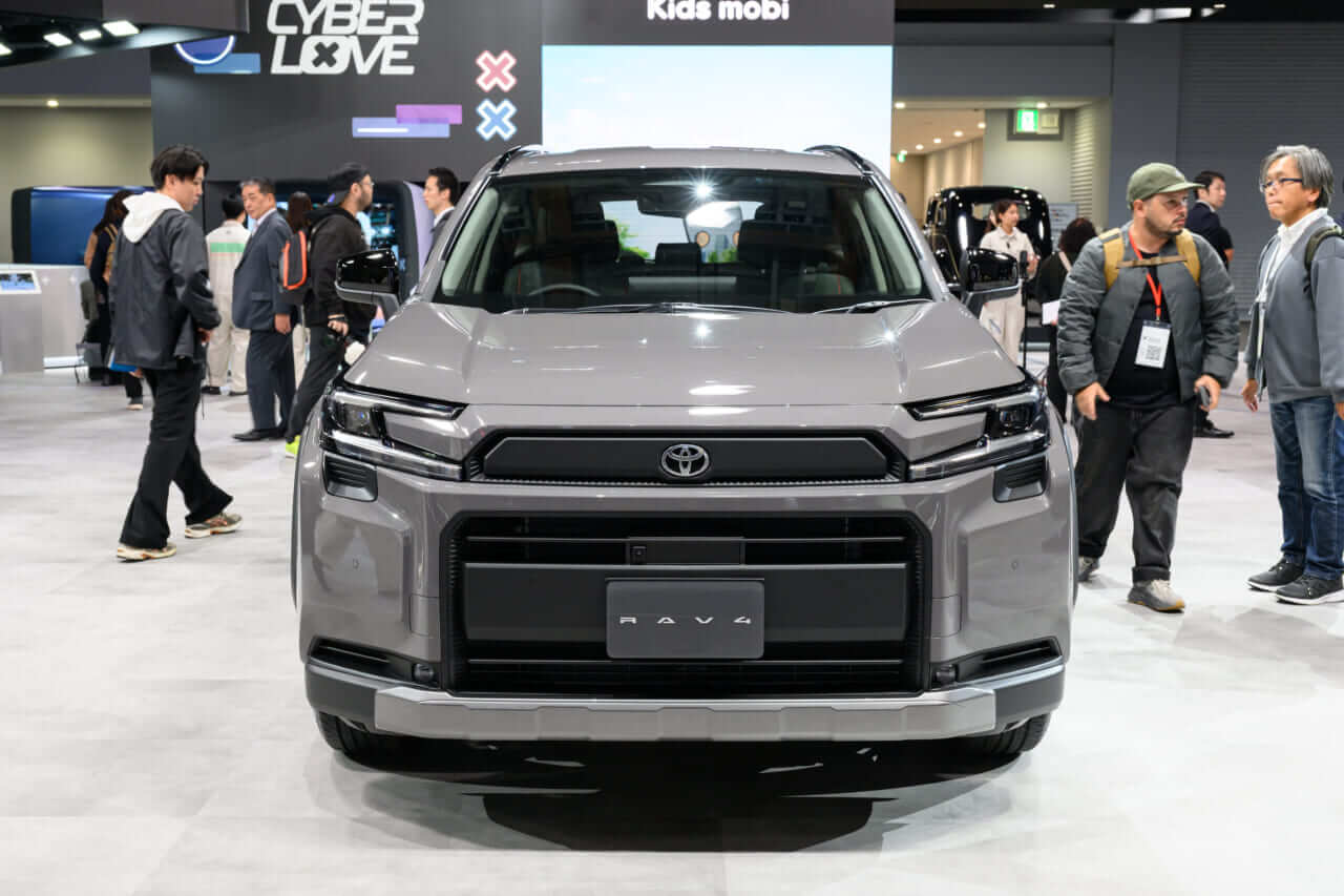 ｜「絶対買います」「ようやく来たか」ついに登場する『新型RAV4』をトヨタが公開。“洗練されすぎ”デザインで注目集まる。