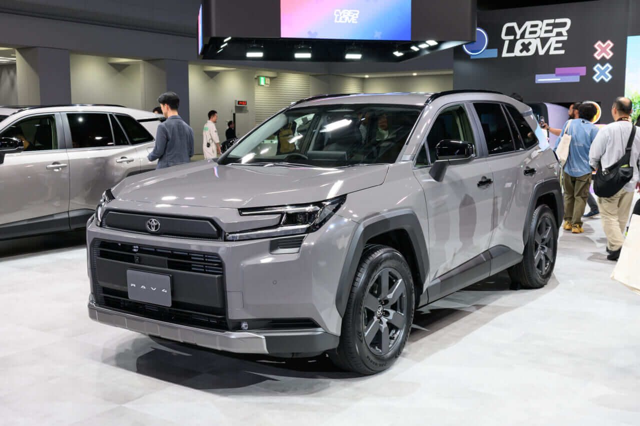 ｜「絶対買います」「ようやく来たか」ついに登場する『新型RAV4』をトヨタが公開。“洗練されすぎ”デザインで注目集まる。