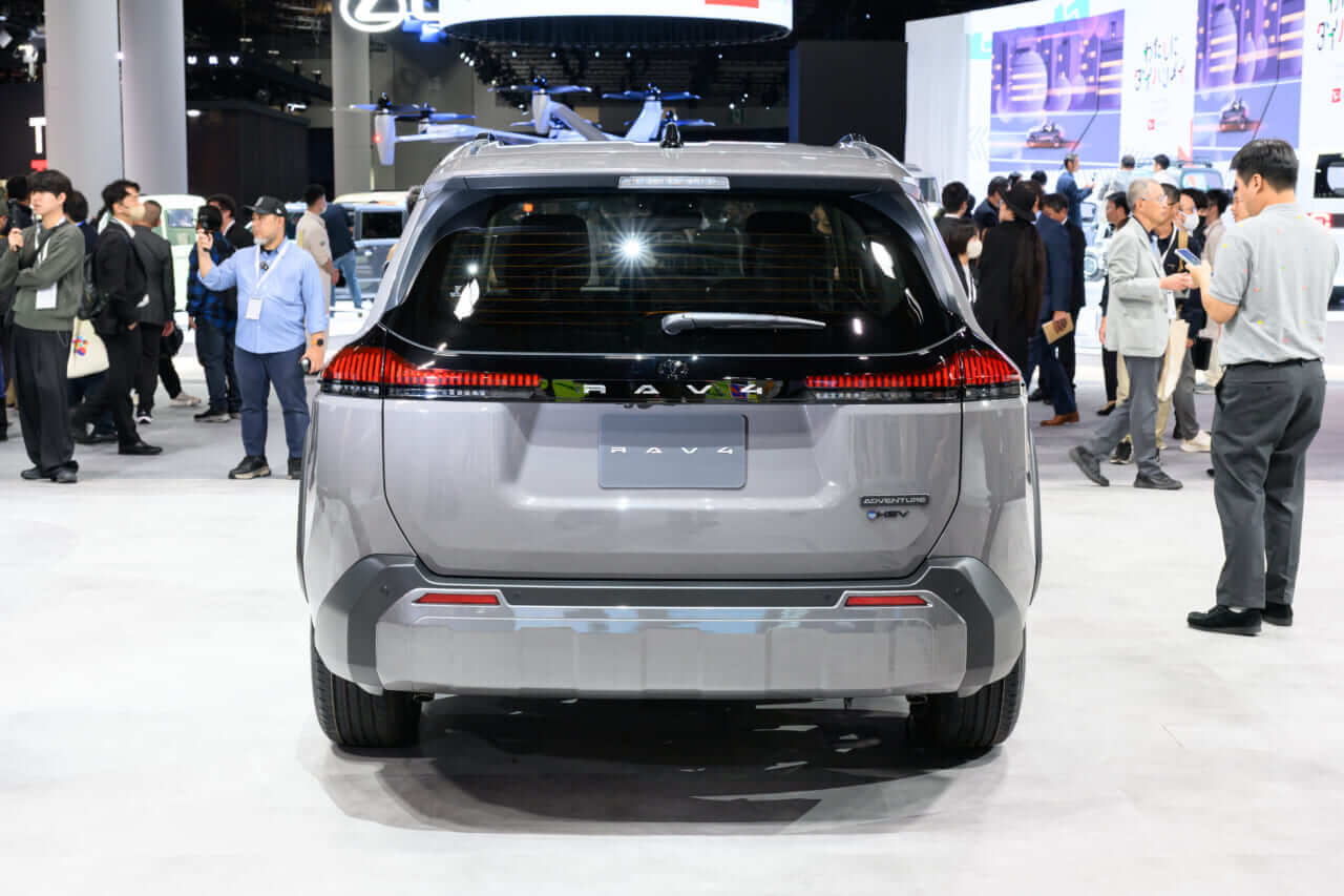 ｜「絶対買います」「ようやく来たか」ついに登場する『新型RAV4』をトヨタが公開。“洗練されすぎ”デザインで注目集まる。