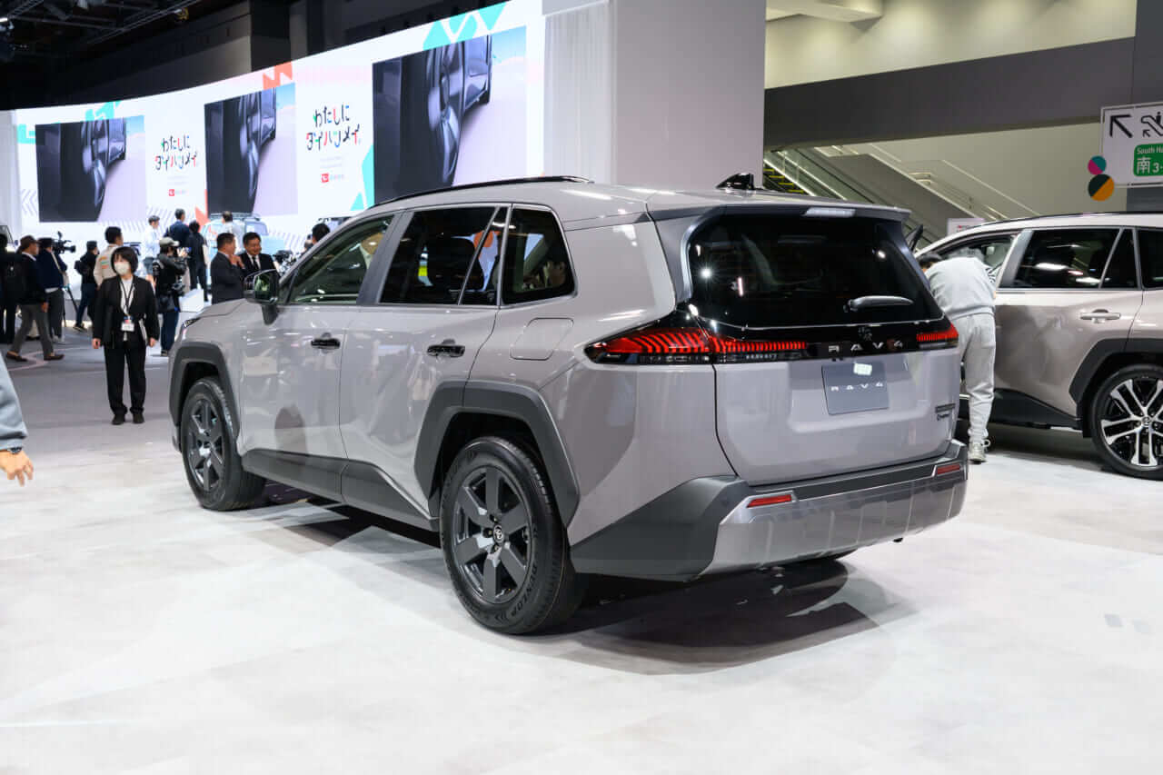 ｜「絶対買います」「ようやく来たか」ついに登場する『新型RAV4』をトヨタが公開。“洗練されすぎ”デザインで注目集まる。