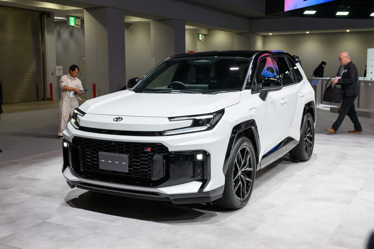 ｜「絶対買います」「ようやく来たか」ついに登場する『新型RAV4』をトヨタが公開。“洗練されすぎ”デザインで注目集まる。