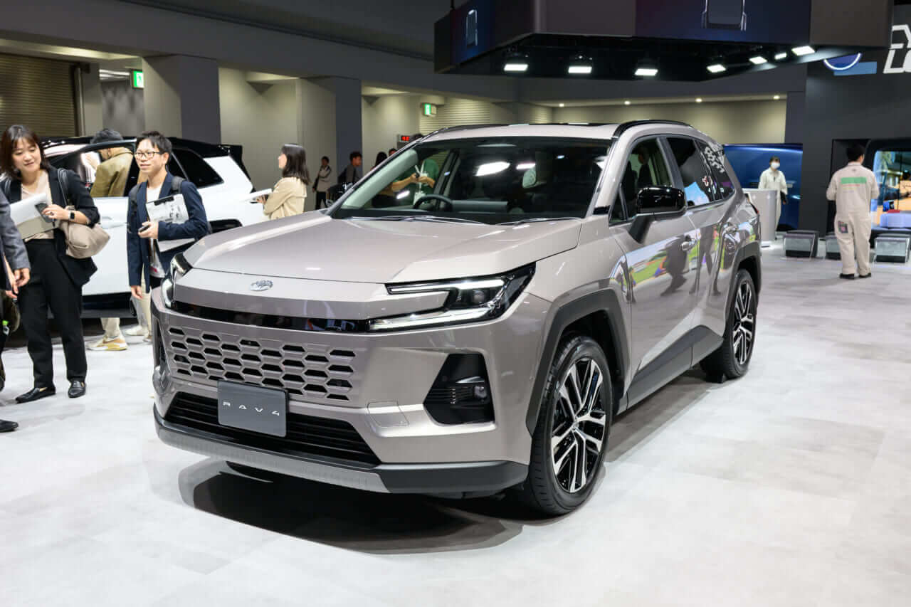 ｜「絶対買います」「ようやく来たか」ついに登場する『新型RAV4』をトヨタが公開。“洗練されすぎ”デザインで注目集まる。