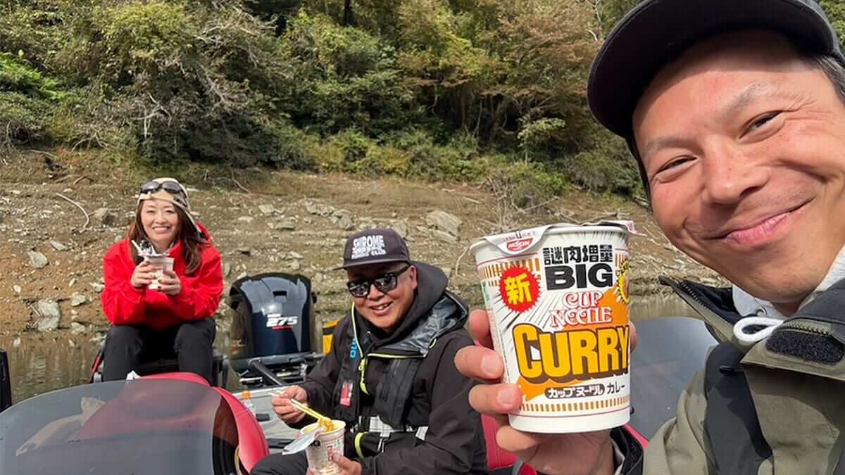 |「自分はカレー派です」冬のボート上で食べるカップラーメンは格別!そもそもチャンスが少ない季節、休憩も大事!