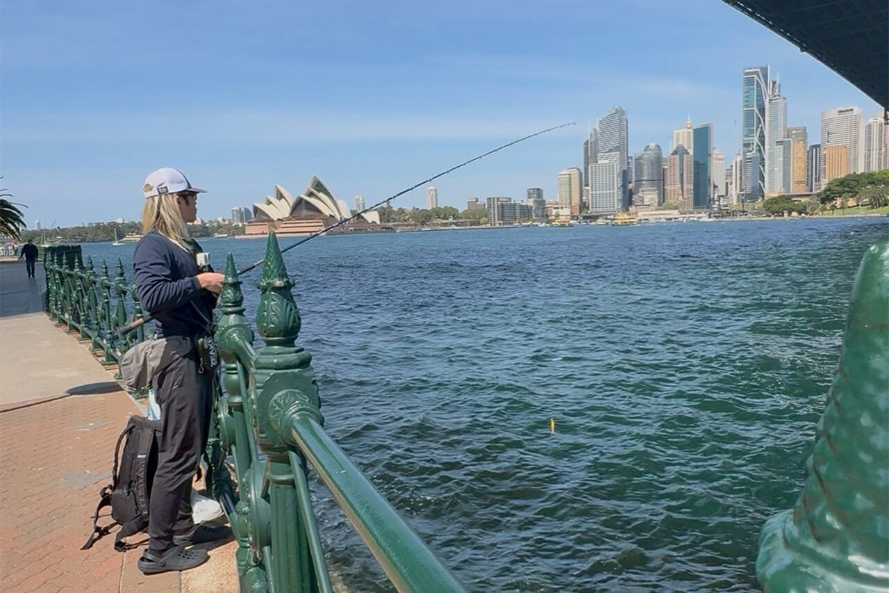 ｜「実は激アツです」オペラハウスの前で釣りをしてみたら…。カツオからサメまで釣れるってホント!?