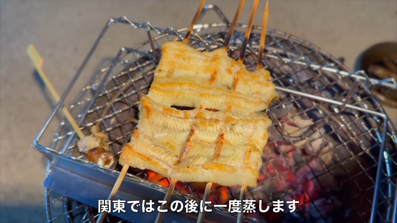 |「よっしゃ!」「食った!」ミミズのついた『木の枝』を岩陰に突っ込むと…? 20万回再生された“穴釣り”に反響多数。