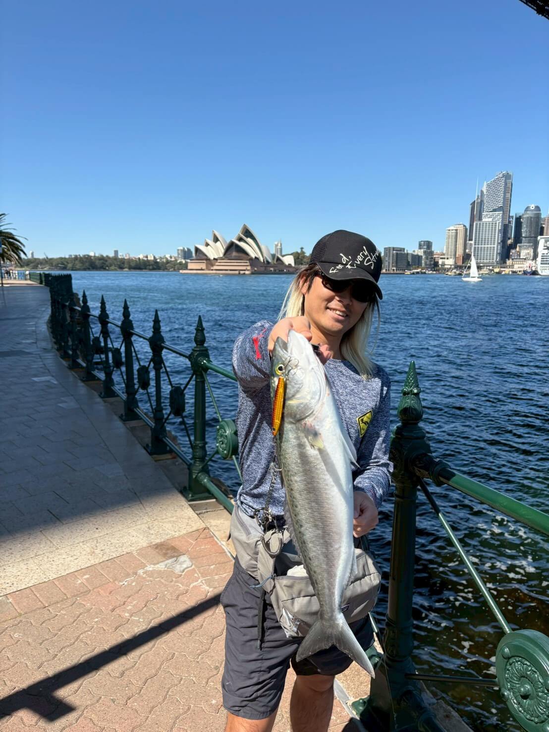 ｜「実は激アツです」オペラハウスの前で釣りをしてみたら…。カツオからサメまで釣れるってホント!?