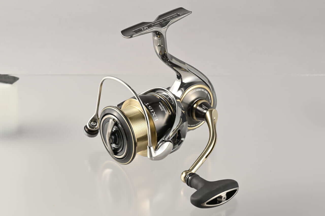 ｜「初代を彷彿…」DAIWAのイグジストに“20周年記念”モデルが登場。純正にはないデザインで、注文殺到間違いなしか…？