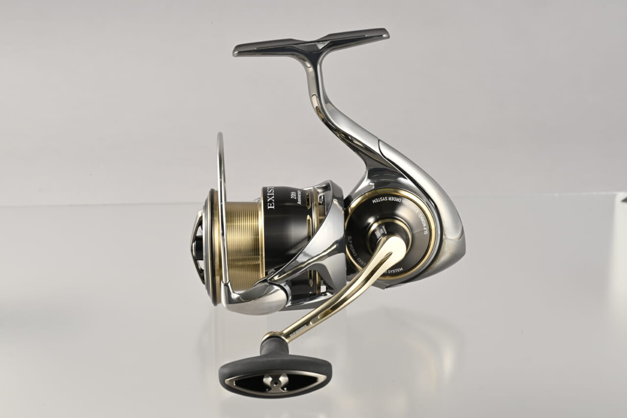 |「初代を彷彿…」DAIWAのイグジストに“20周年記念”モデルが登場。純正にはないデザインで、注文殺到間違いなしか…?