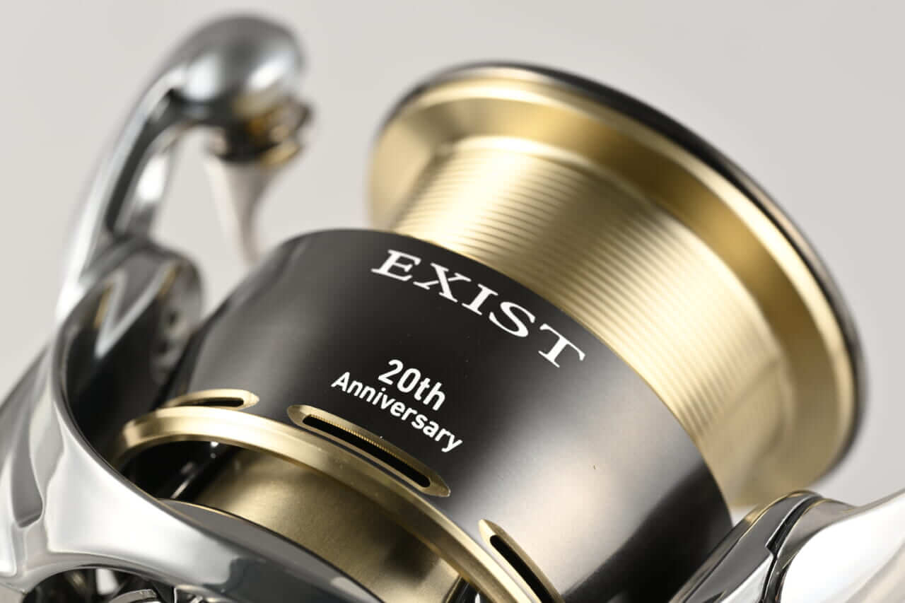 ｜「初代を彷彿…」DAIWAのイグジストに“20周年記念”モデルが登場。純正にはないデザインで、注文殺到間違いなしか…？