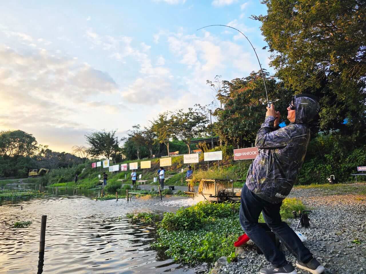 ｜某有名特撮シリーズも手掛けたメカデザイナーがルアーをデザイン⁉モチーフは恐竜、骨、エソ⁉