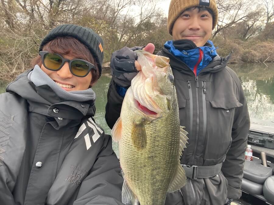 ｜気温一桁極寒でもきたらデカい！真冬でもブリブリの2キロ超えが釣れる熱い中部河川