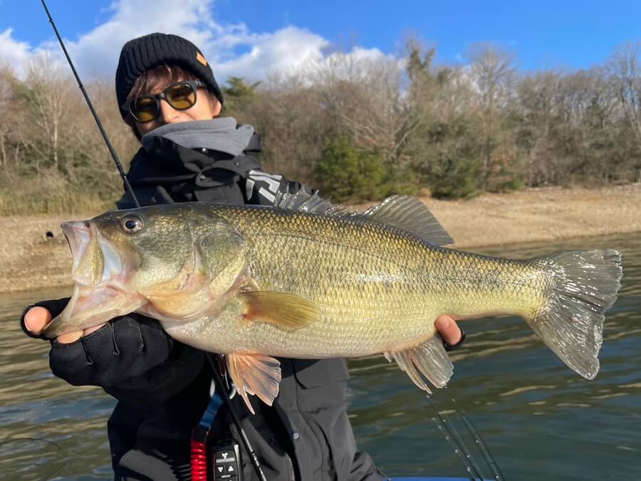 ｜「冬でも水中はボイルしまくり！」冬バスが動かないは大間違い。固定概念を捨てればもっと魚は釣れる！