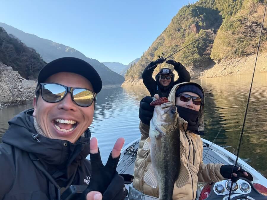 |「バイトが止まらずガブガブ状態」冬爆の二桁釣果!シンカーの重さを吟味することが、水中をしっかりイメージできる秘訣!