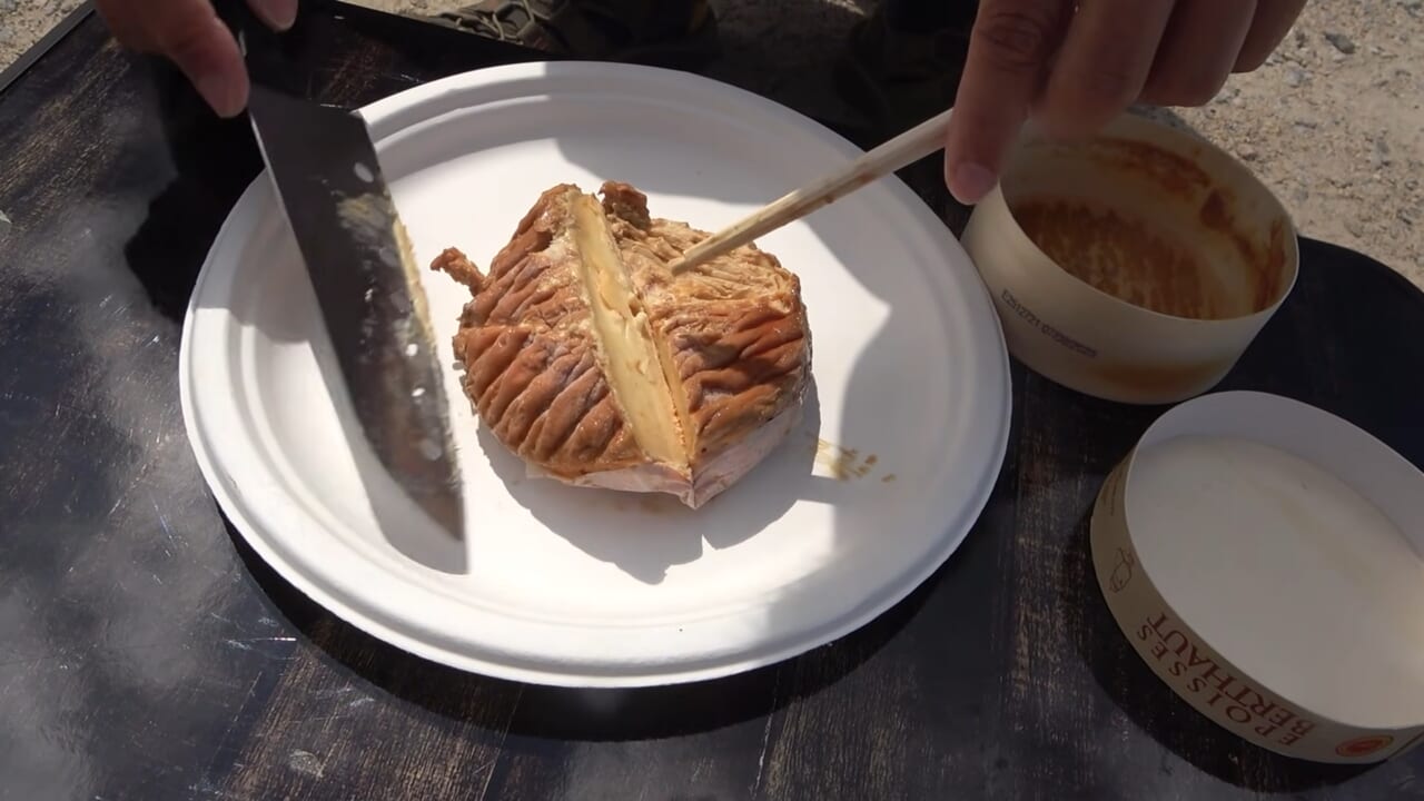 ｜「臭すぎる…」「悶絶級だわ」“世界一臭いチーズ”で釣りをした結果。気になる魚の反応が…。「これは最強のエサかもしれない」