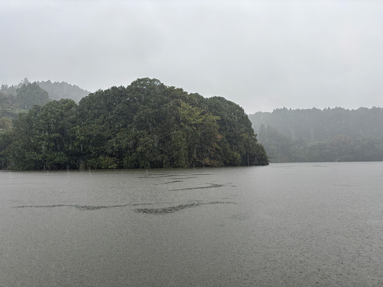 ｜亀山ダムで56cmのバスを釣れ！鬼畜すぎるお題にOVER31リアルトーナメント2025亀山戦優勝が挑む！
