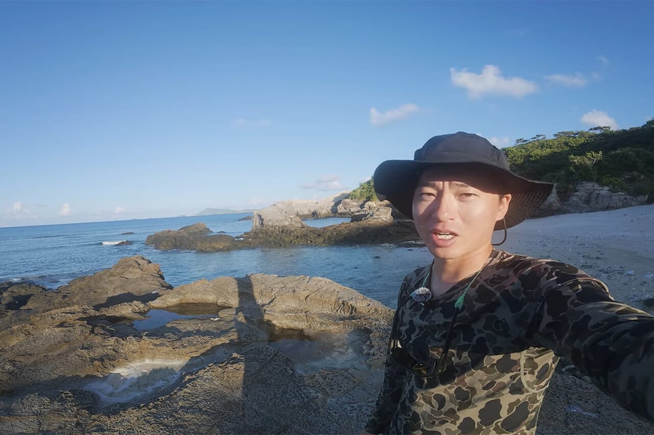 ｜「この歯は指飛ぶ…」世界有数の透明度を誇る海で釣れた“派手すぎる”『魚』。実は“凶暴”で危険…。「噛まれたらヤバいね」