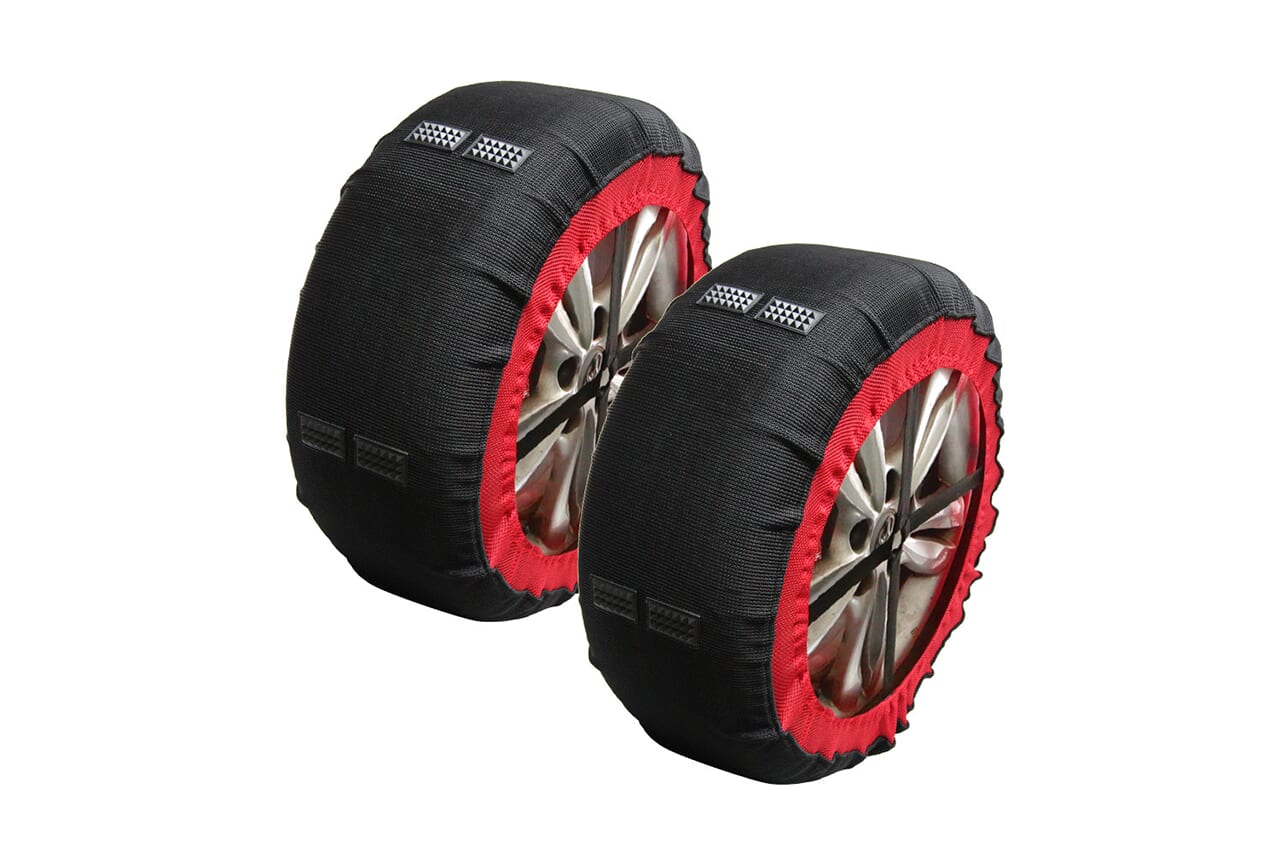 ｜「これは画期的だわ」「クルマに常備したい」被せるだけで新規制対応の『タイヤチェーン』。しかも“道具不要”。「冬はこれ積んでおく」