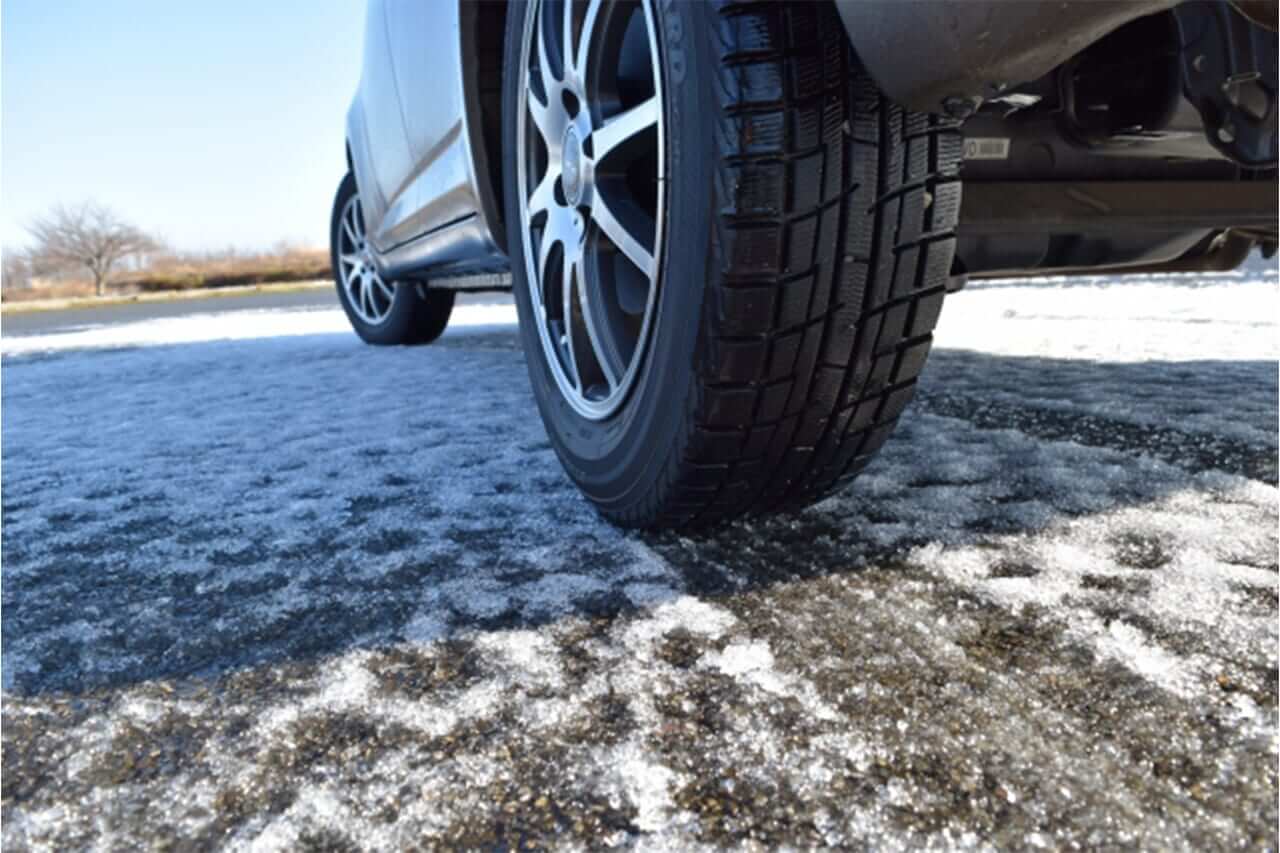 |「これは画期的だわ」「クルマに常備したい」被せるだけで新規制対応の『タイヤチェーン』。しかも“道具不要”。「冬はこれ積んでおく」