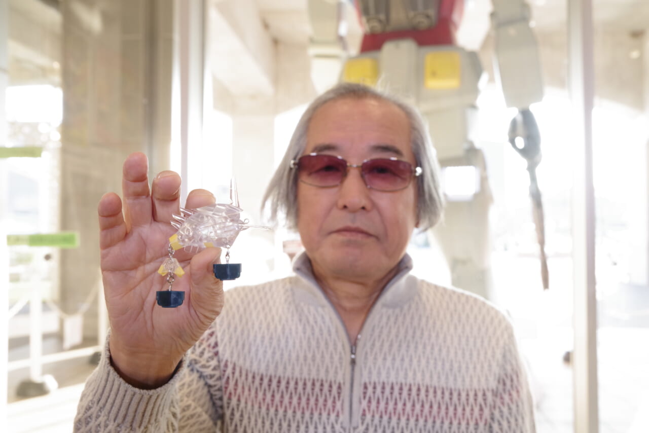 ｜【釣りフェスで現物をチェック！】ガンダム生みの親がルアーをデザイン！ヒロイックすぎるビジュアルに話題騒然!!