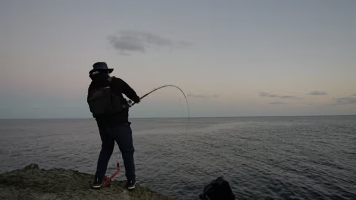 ｜「キタッ！」すべての“大物”が釣れる「神の岩」でユーチューバーが釣りキャンプ。『30万回』再生された磯釣り動画がスゴイ。「最高でした」