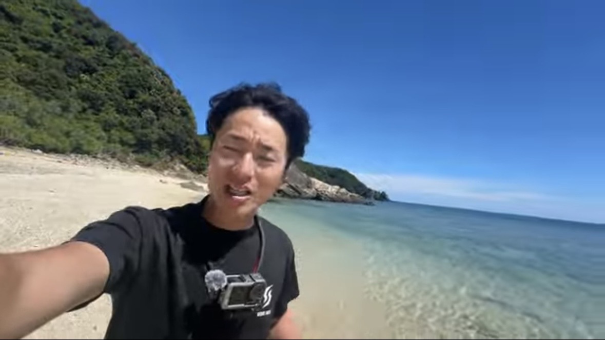 ｜「この歯は指飛ぶ…」世界有数の透明度を誇る海で釣れた“派手すぎる”『魚』。実は“凶暴”で危険…。「噛まれたらヤバいね」