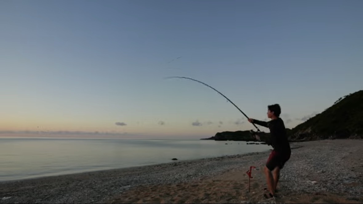 ｜「この歯は指飛ぶ…」世界有数の透明度を誇る海で釣れた“派手すぎる”『魚』。実は“凶暴”で危険…。「噛まれたらヤバいね」
