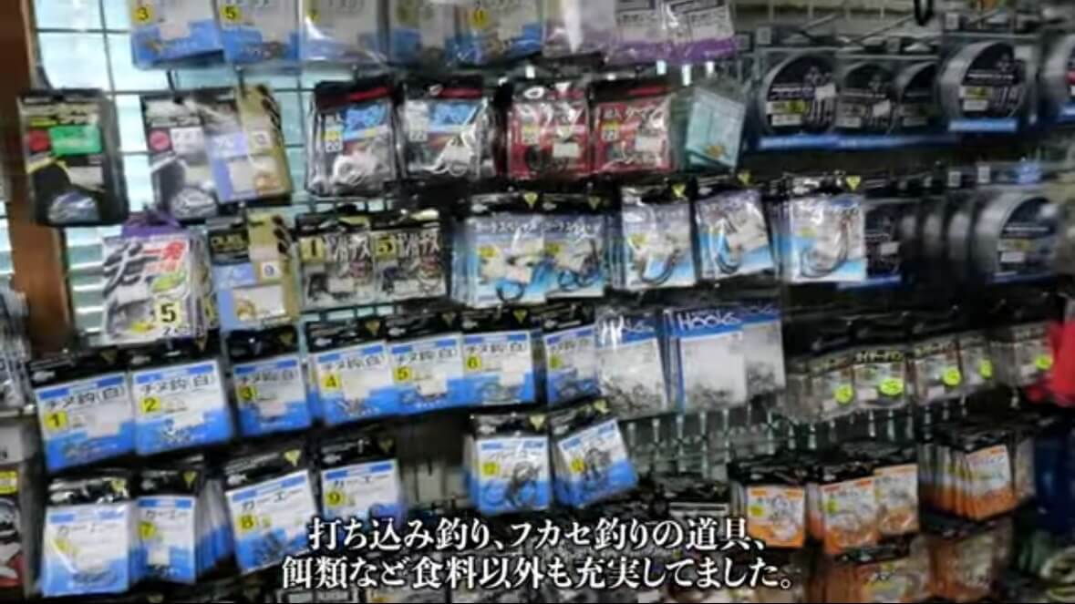 ｜「この歯は指飛ぶ…」世界有数の透明度を誇る海で釣れた“派手すぎる”『魚』。実は“凶暴”で危険…。「噛まれたらヤバいね」