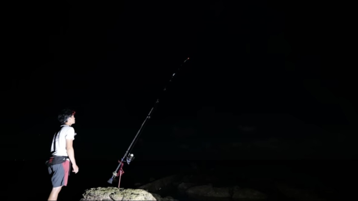 ｜「海に沈んだ遺跡」離島で見つけた“謎の構造物”。実際に乗って釣りをしてみたら、まさかの展開に。「マジか、この魚が…」