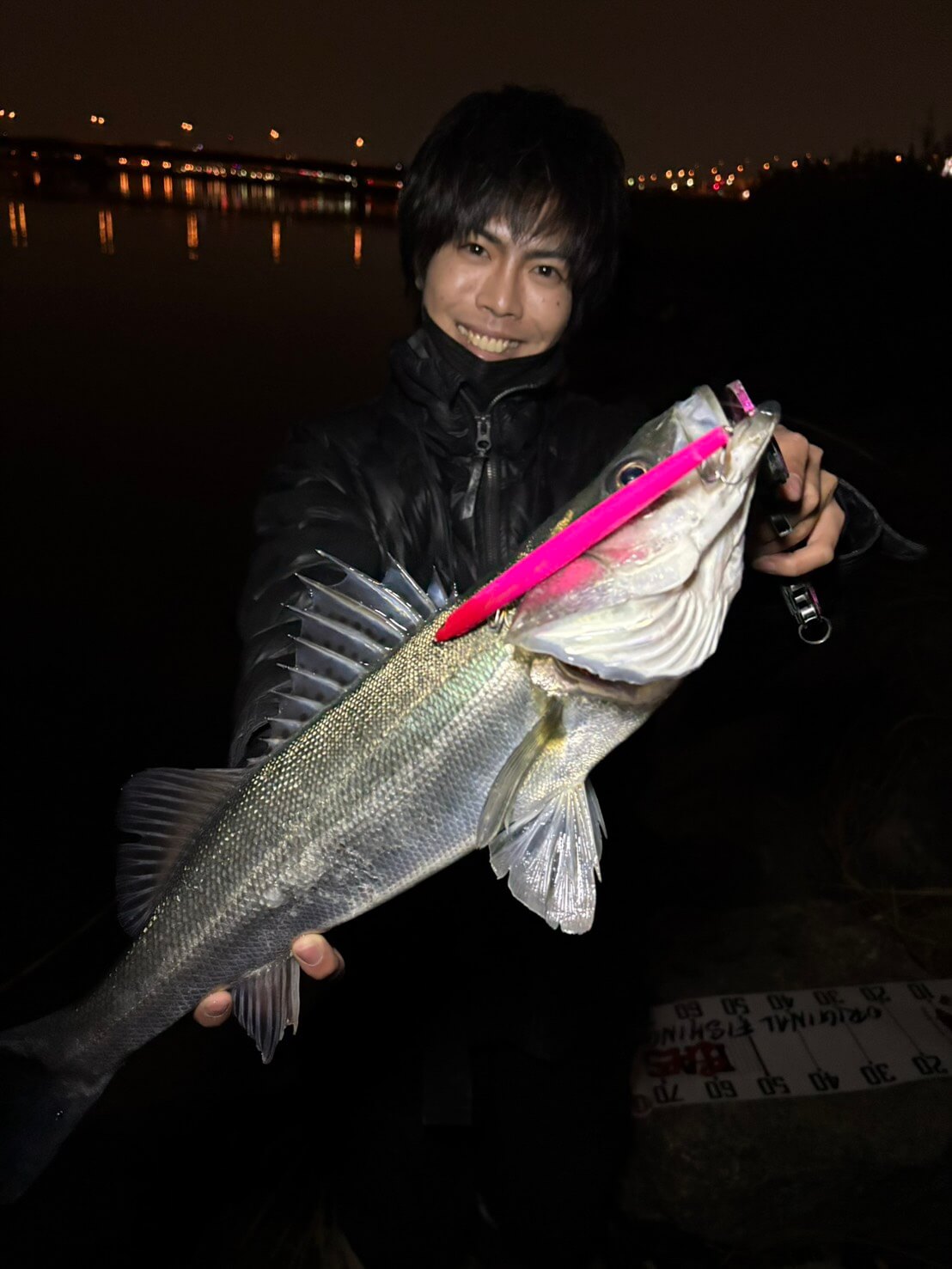 ｜【2026年】東京湾を知り尽くす男がバチ抜けカレンダーを公開。今年の初シーバスを釣るなら必見！オススメルアーも。