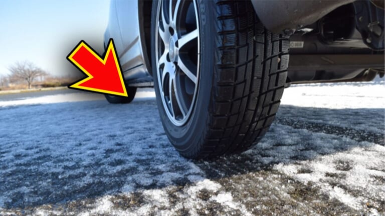 「これは画期的だわ」「クルマに常備したい」被せるだけで新規制対応の『タイヤチェーン』。しかも“道具不要”。「冬はこれ積んでおく」