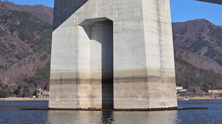 減水3.8メートル「初めて橋脚の基礎を見た…」冬は溶岩エリアも凍るので釣りをする際はご注意を！