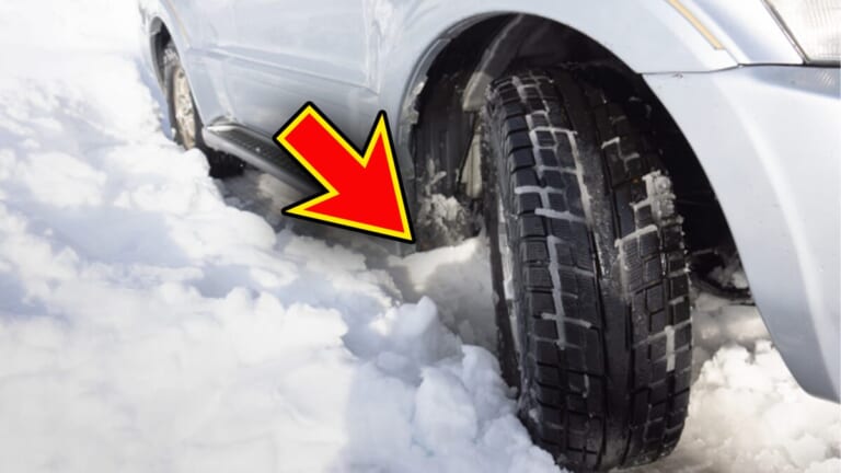 「これは革新的だわ」「常備したい」突然の雪や凍結路に使いたいアイテム。新規制にも対応で、“今季最長寒波”到来中だからこそ備えておきたい。