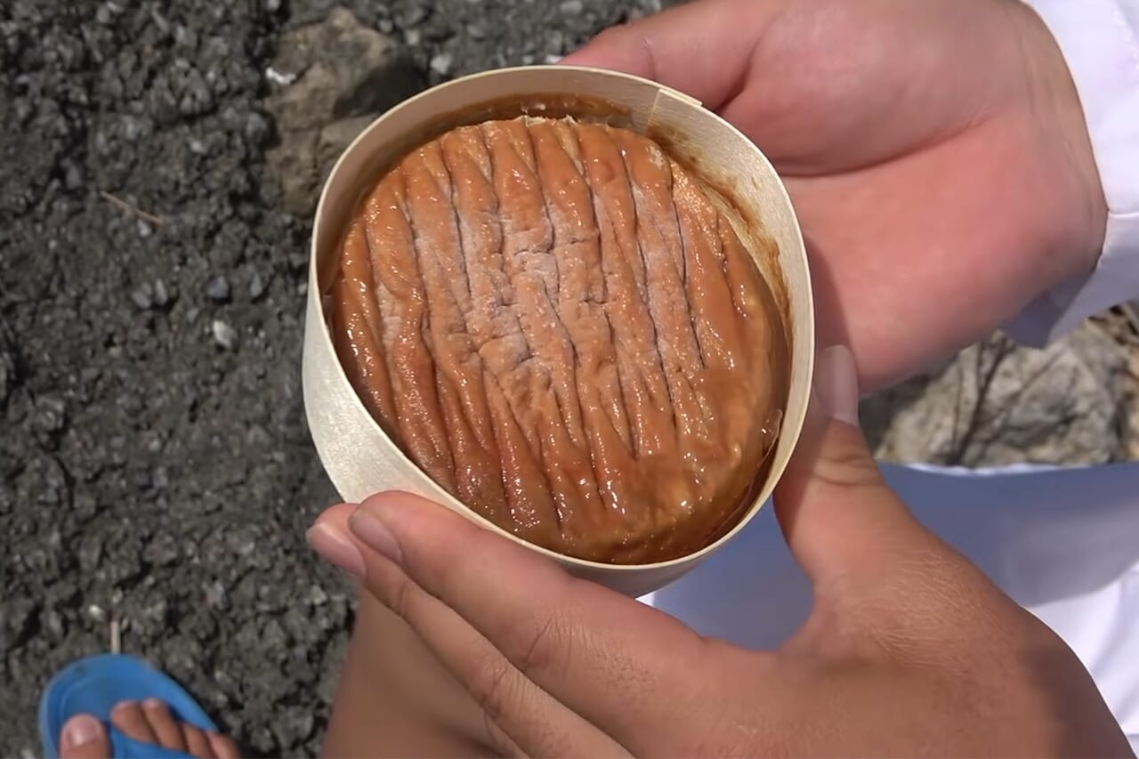 |「臭すぎる…」「悶絶級だわ」“世界一臭いチーズ”で釣りをした結果。気になる魚の反応が…。「これは最強のエサかもしれない」