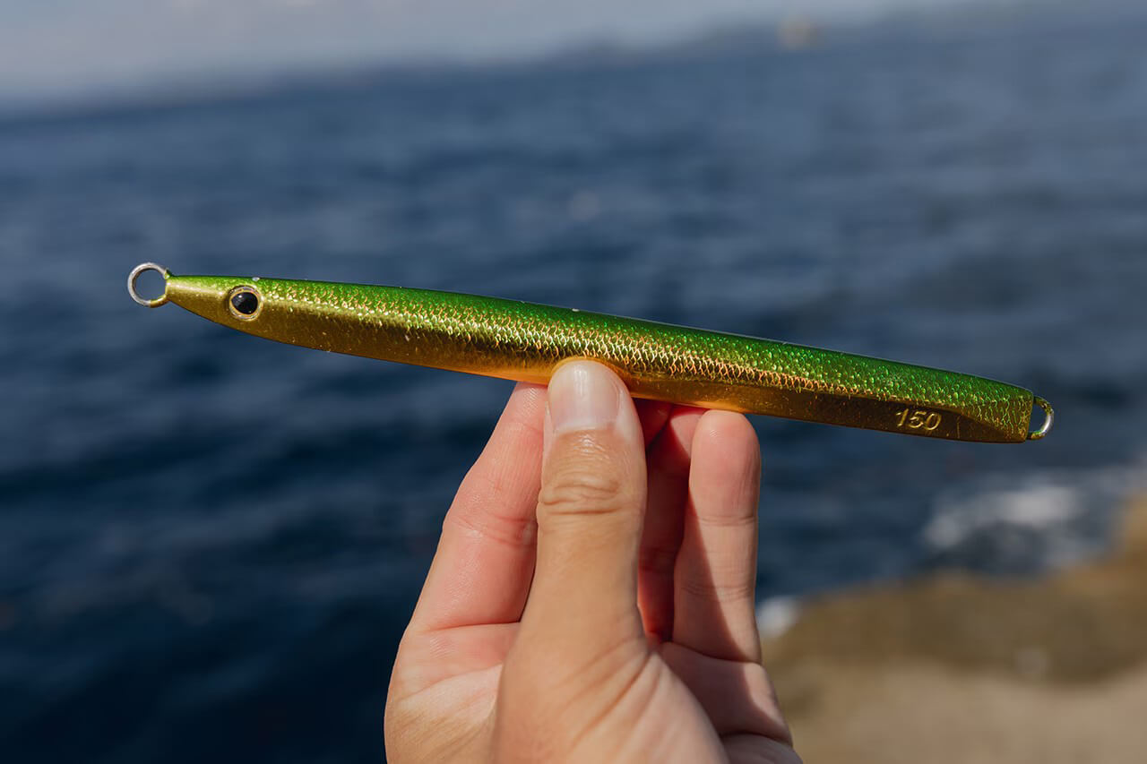 ｜シマノから登場する新型メタルジグ。”放物線アクション”でターゲットの捕食本能に訴えかける1本に。