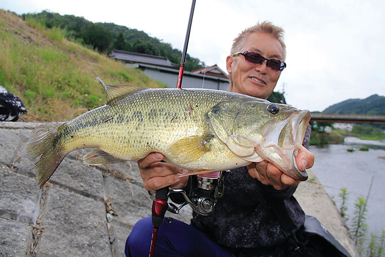 まずは小手調べ。24年モデルのハートランドHL6112ULRFS-SV AGS24冴掛フェザータッチテクニカルでサクッと1尾。「DAIWAの技術と自分の頭の中の妄想が一致した名竿。こういう竿が出来上がると、もっと面白いもんを作りたくなる。歴史を刻んでいかんとね」。｜『スモールプラグスペシャル』復活秘話⁉村上晴彦が語る!!