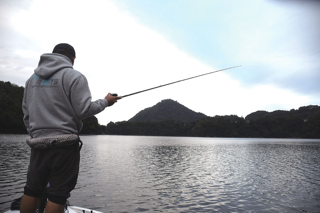 ｜オーバー10m!津久井湖のスーパーロコが明かすディープ攻略法と信頼のロッド