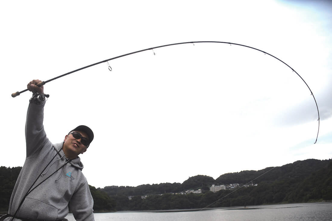 ｜オーバー10m!津久井湖のスーパーロコが明かすディープ攻略法と信頼のロッド