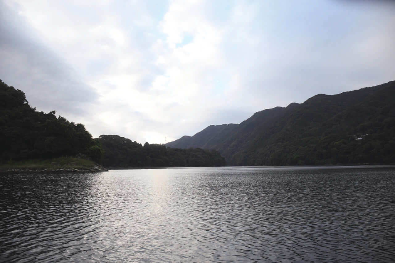 ｜オーバー10m!津久井湖のスーパーロコが明かすディープ攻略法と信頼のロッド