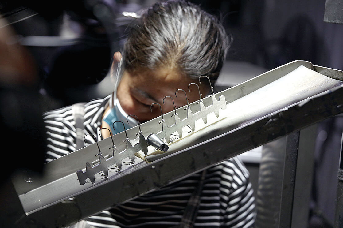 ｜釣り針が作られる工程を大公開⁉メディア初潜入で世界一のフック工場が白日の下に!!