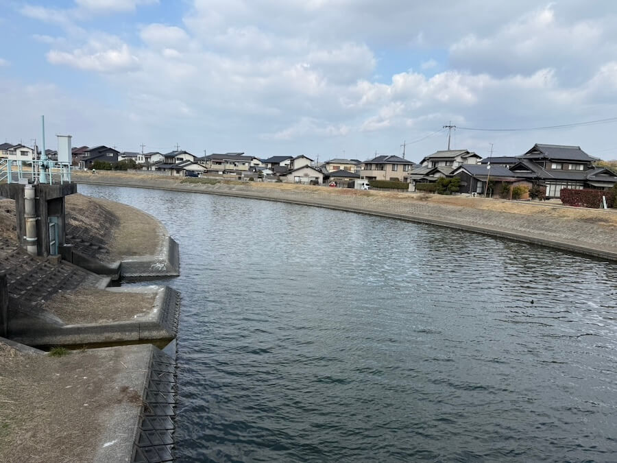 ｜「キモはデッド・デッド・フローティング」板オモリやフックなど、釣れるセッティングを紹介。護岸際の大興奮のジャーキングゲームを堪能あれ！