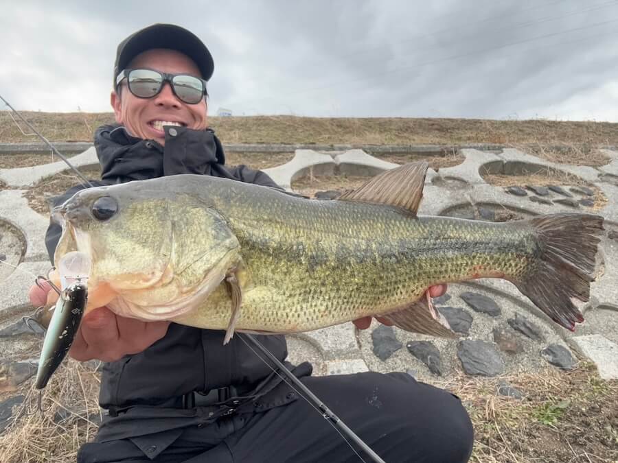 ｜「キモはデッド・デッド・フローティング」板オモリやフックなど、釣れるセッティングを紹介。護岸際の大興奮のジャーキングゲームを堪能あれ！