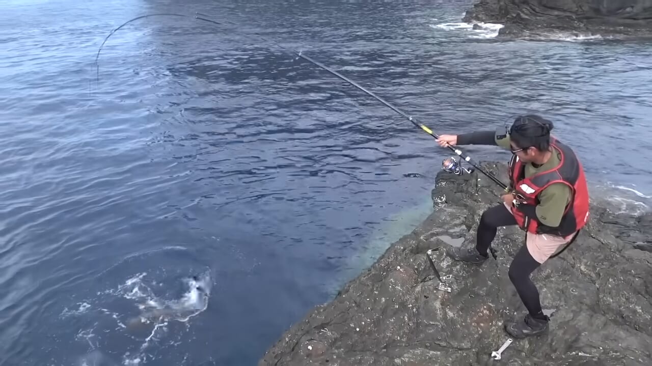 ｜「おいおい、マジかよ」「ワイヤーを切るモンスター」“緑色の謎の球体”を海に投入した結果が驚愕すぎた。