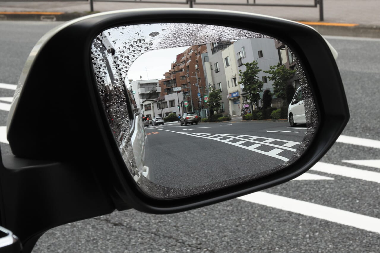 ｜「これは画期的だわ」「仕組みに納得」雨と雪で見えなくなるサイドミラー対策に。貼るだけで視界が確保できるアイテムの仕組みとは…。