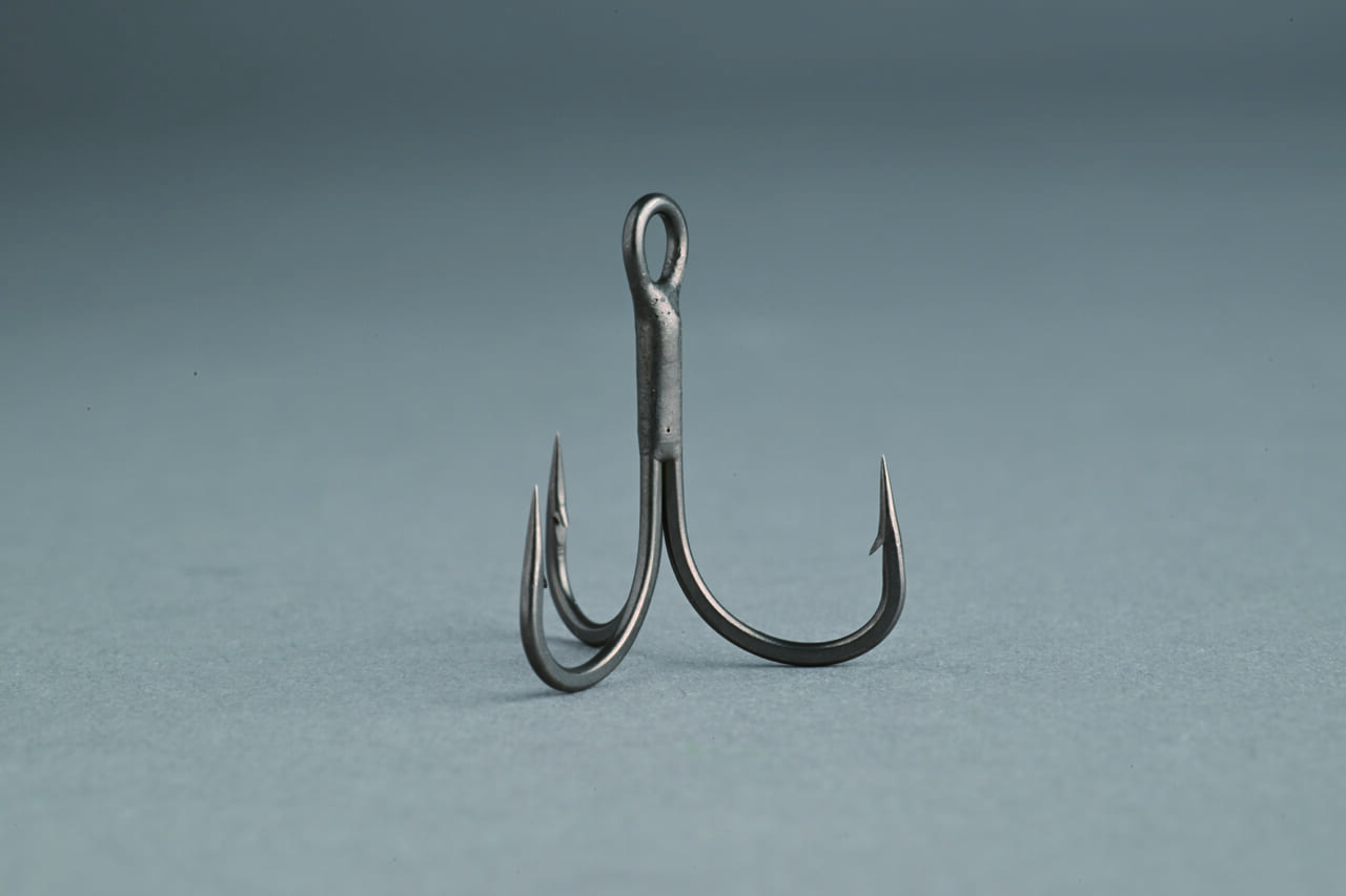 ｜「錆びたら即交換」「ワームフックよりバラしやすい」エリートプロが語る『トレブルフック』の話
