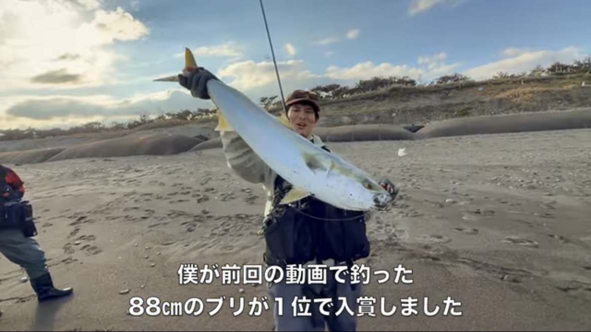 ｜「え、何コレ…」「すごい、デカい」砂浜から釣り上げられた魚の正体。まさかの日本記録級に驚愕。