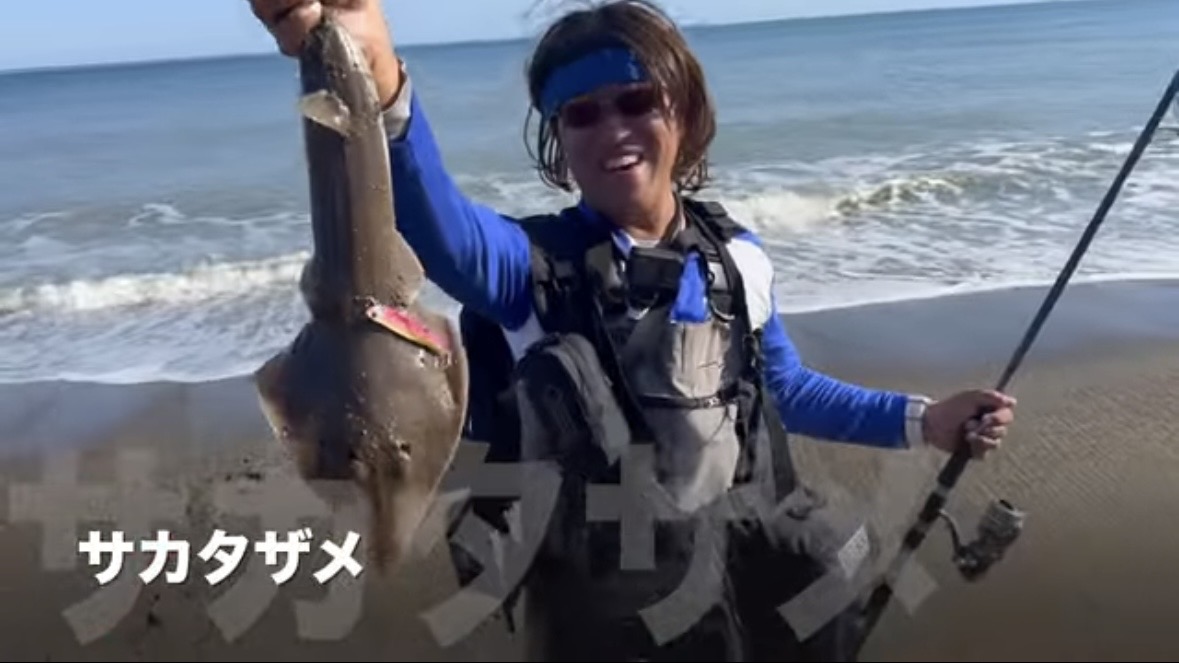 ｜「え、何コレ…」「すごい、デカい」砂浜から釣り上げられた魚の正体。まさかの日本記録級に驚愕。