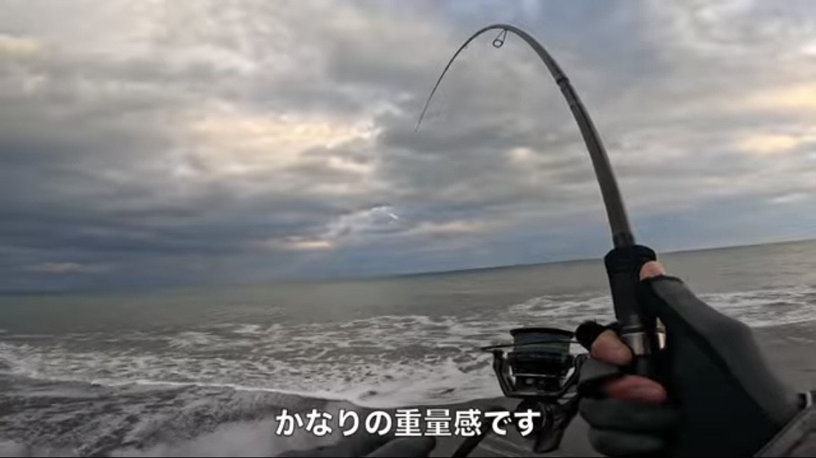 |「え、何コレ…」「すごい、デカい」砂浜から釣り上げられた魚の正体。まさかの日本記録級に驚愕。