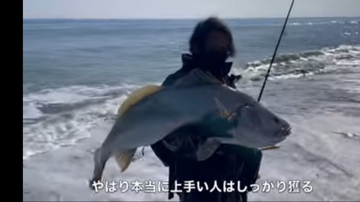 ｜「え、何コレ…」「すごい、デカい」砂浜から釣り上げられた魚の正体。まさかの日本記録級に驚愕。