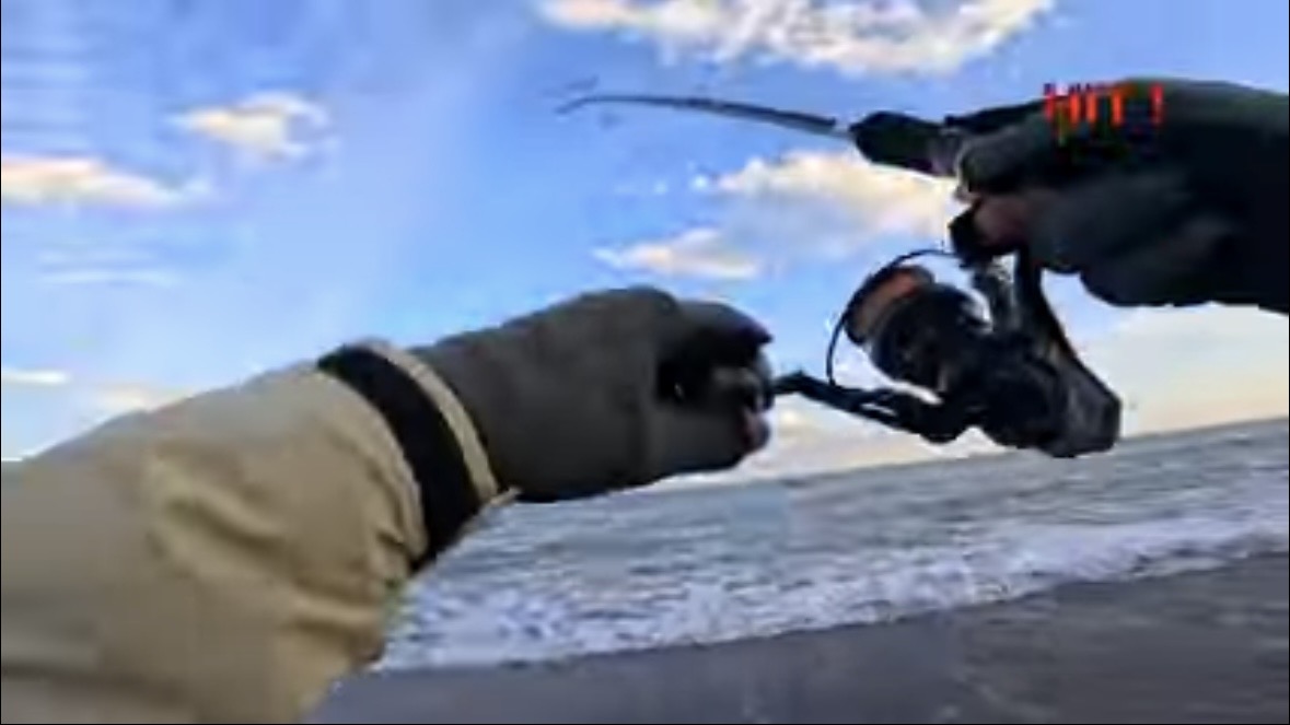 ファーストヒットは、タチウオ。期待が持てる1本だ。｜「なんだこの魚」「宇宙人みたい」砂浜で釣れたのはまさかの…。『エイリアン顔』の魚の正体とは？