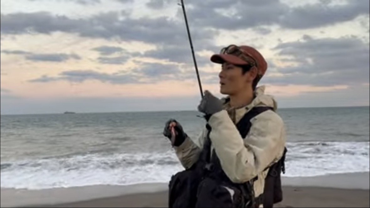 ｜「なんだこの魚」「宇宙人みたい」砂浜で釣れたのはまさかの…。『エイリアン顔』の魚の正体とは？